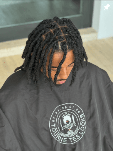 Coiffure locks soignée – vue de profil